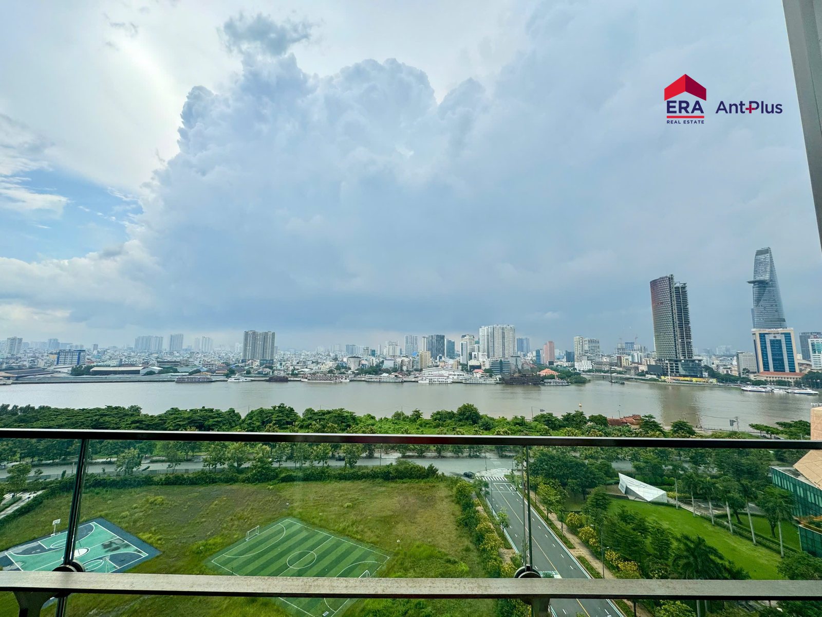 Ban công căn hộ Tilia tầng 13 nhìn sông Sài Gòn và sân bóng nội khu