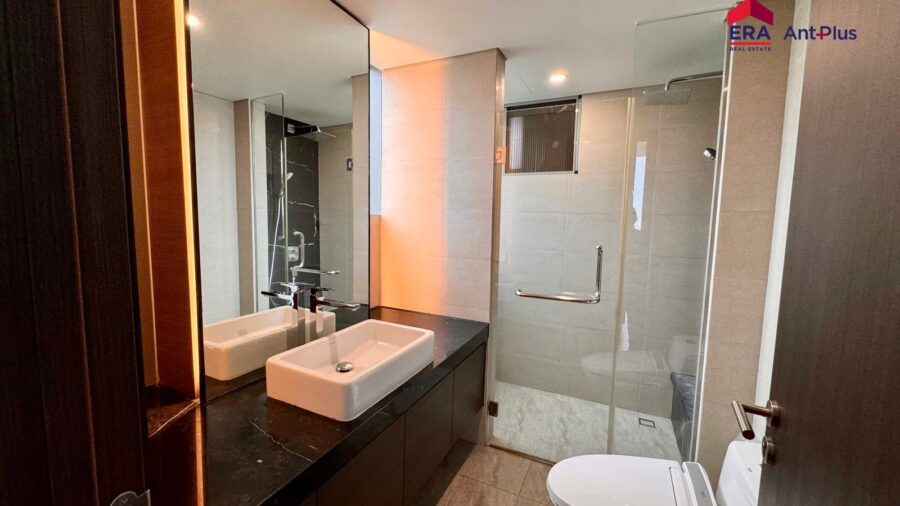 Phòng tắm chính với lavabo đôi và vách kính căn hộ Tilia