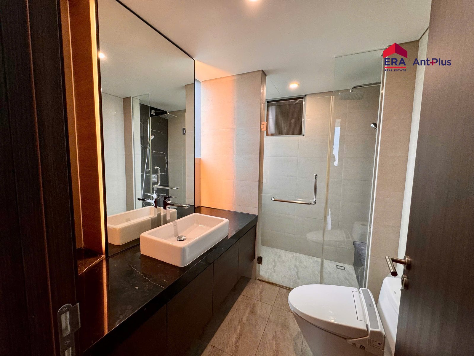 Phòng tắm chính với lavabo đôi và vách kính căn hộ Tilia