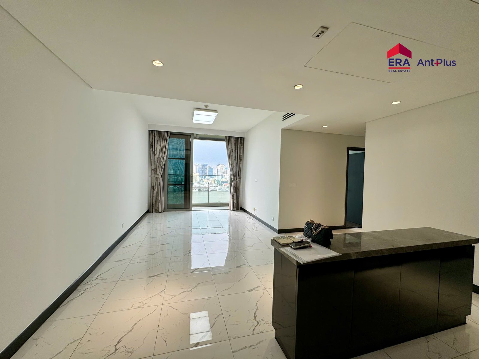 Phòng khách sàn đá và đảo bếp căn hộ Tilia T1C-13-07