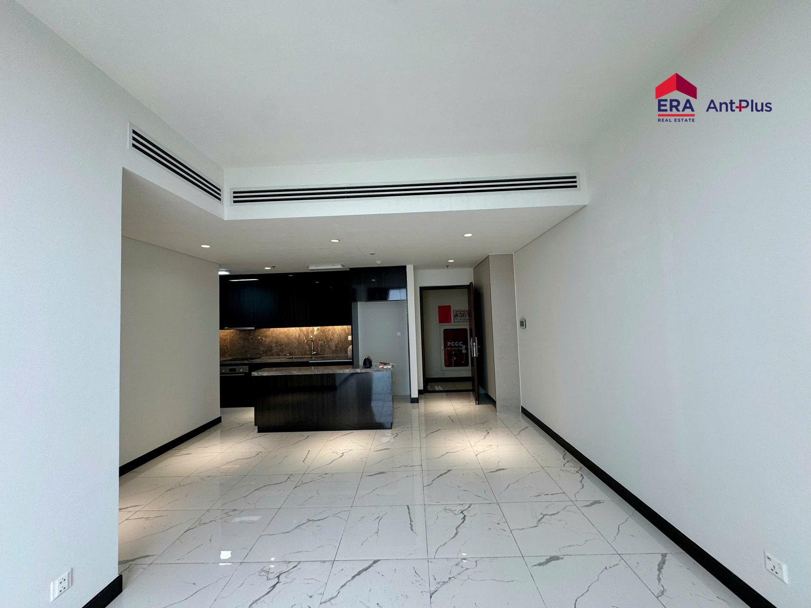 Phòng khách trống nhìn về phía bếp căn hộ 2PN Tilia