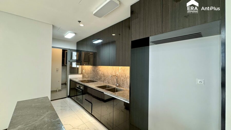 Tủ bếp gỗ tối và mặt đá xám căn hộ Tilia 98m2