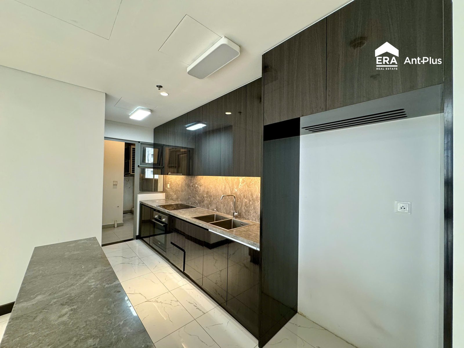 Tủ bếp gỗ tối và mặt đá xám căn hộ Tilia 98m2