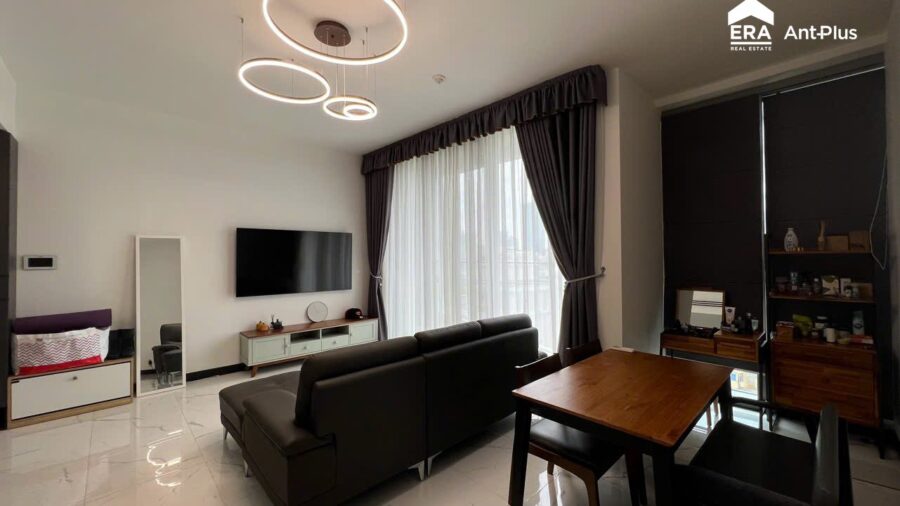 Phòng khách sofa da đen và bàn gỗ căn hộ 2PN Tilia T2C-06-02