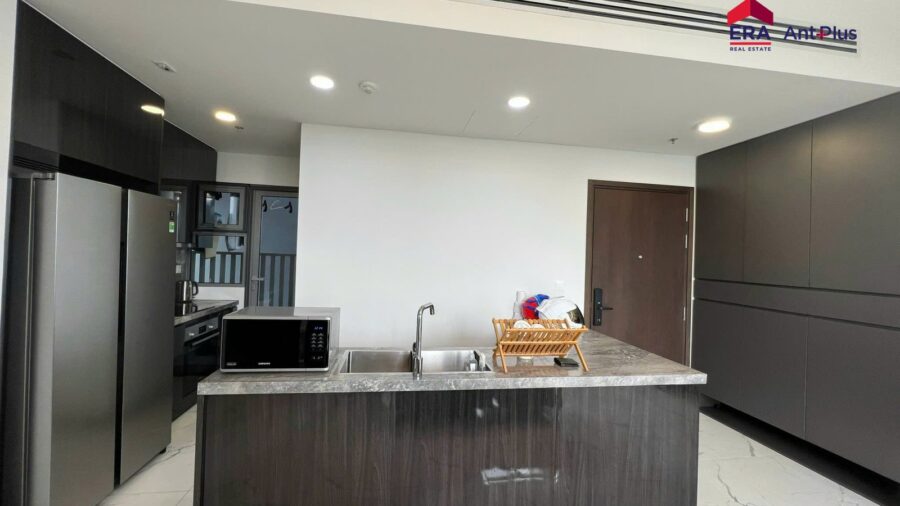 Đảo bếp mặt đá và tủ lạnh đôi căn hộ Tilia