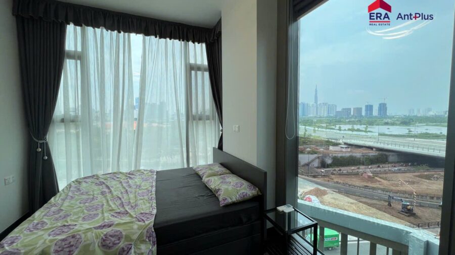 Phòng ngủ nhìn ra đại lộ và cao ốc Quận 1 căn hộ Tilia
