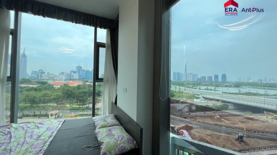 Phòng ngủ góc kính nhìn Landmark 81 và tháp Bitexco