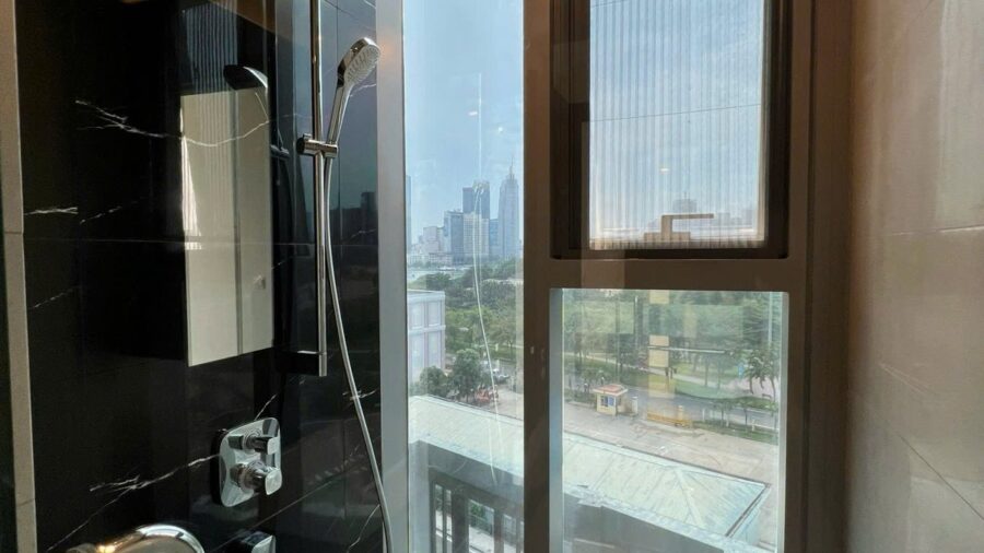 Phòng tắm đá đen vách kính nhìn ra thành phố căn hộ Tilia