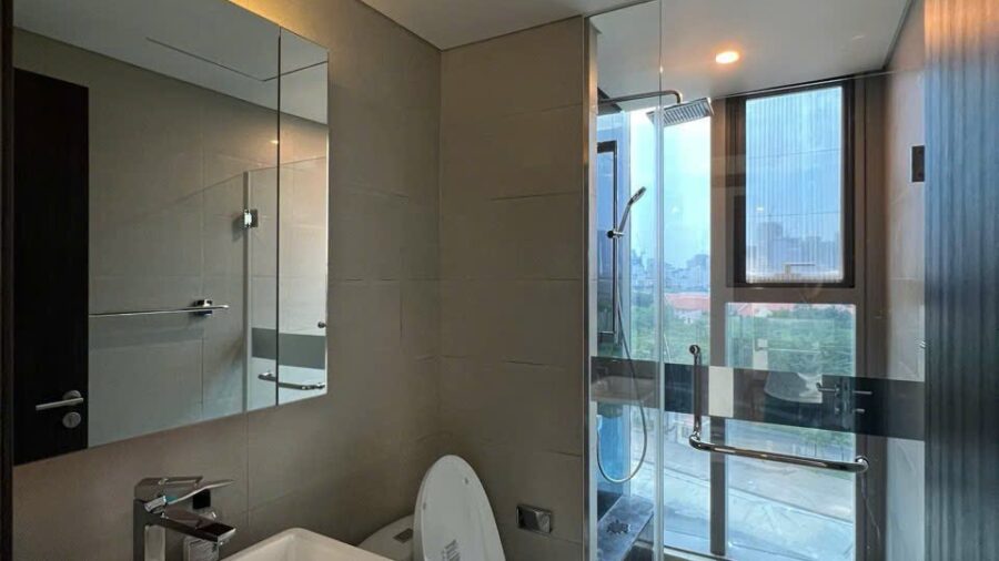 Phòng tắm lavabo trắng và bồn cầu căn hộ 2PN Tilia