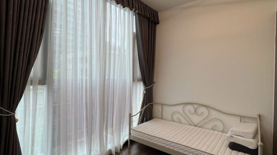 Phòng ngủ thứ hai với giường đơn và rèm hai lớp căn hộ Tilia