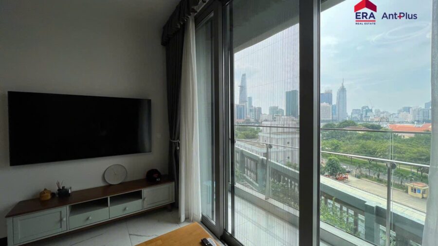 Cho thuê 2PN Tilia 90m2: phòng khách nhìn thẳng sông và cao ốc Quận 1