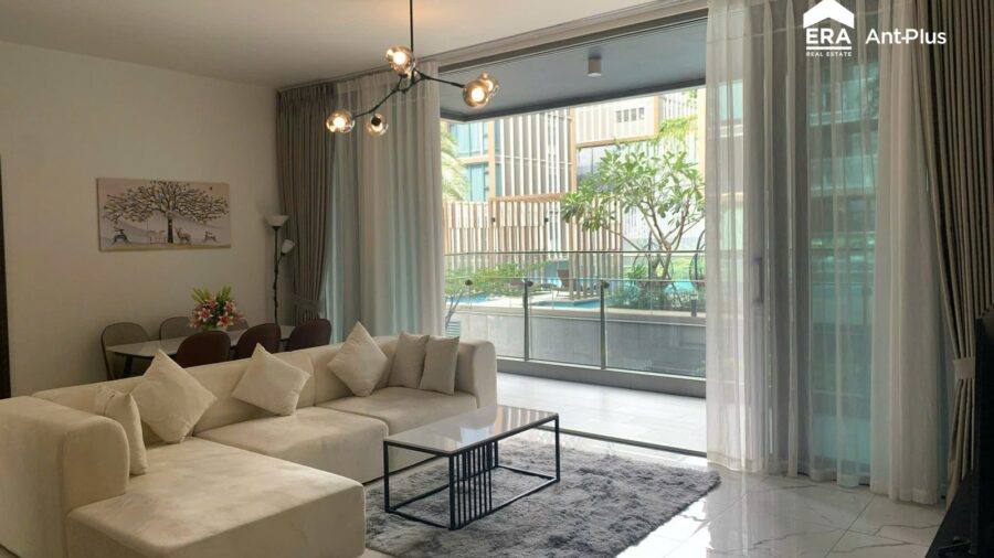 Căn hộ Linden 3PN view hồ bơi: phòng khách sofa trắng và cửa kính ra sân