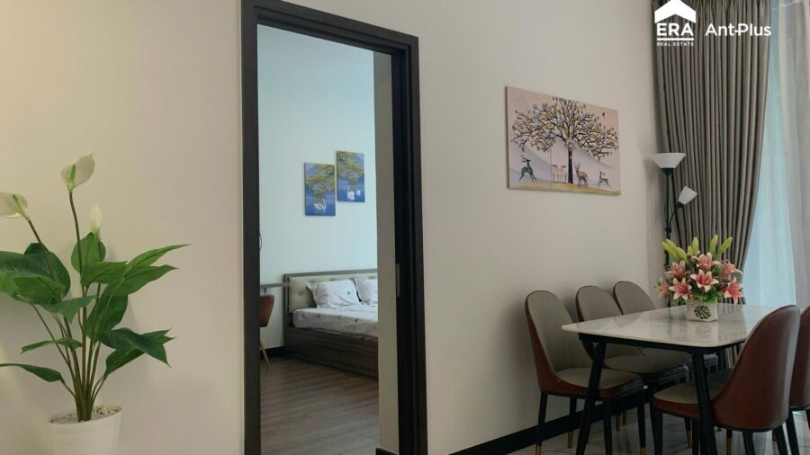 Bàn ăn nhỏ và cửa phòng ngủ căn hộ Linden 3PN