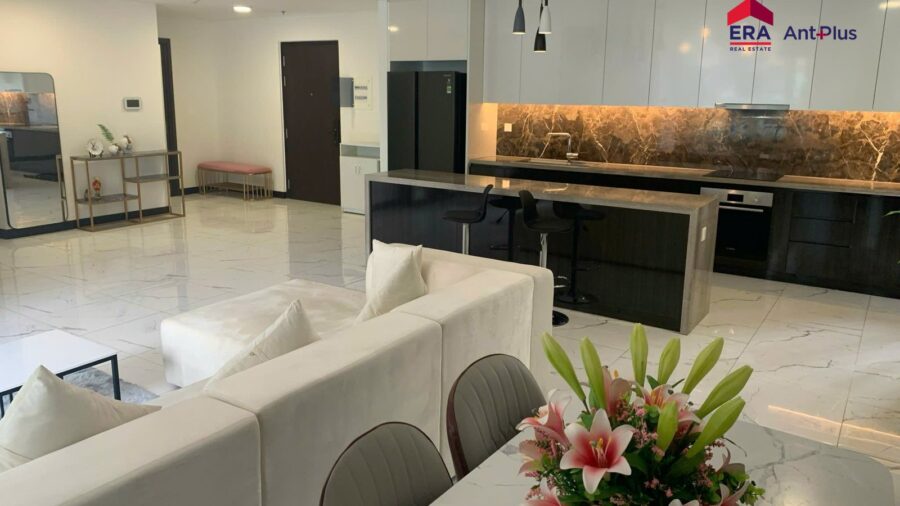 Bếp đảo đen bóng, sofa trắng và bàn ăn căn hộ Linden 150m2