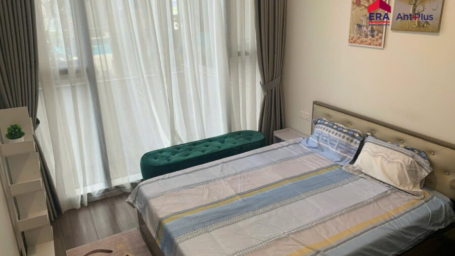 Phòng ngủ master nhìn ra cây xanh nội khu căn hộ Linden