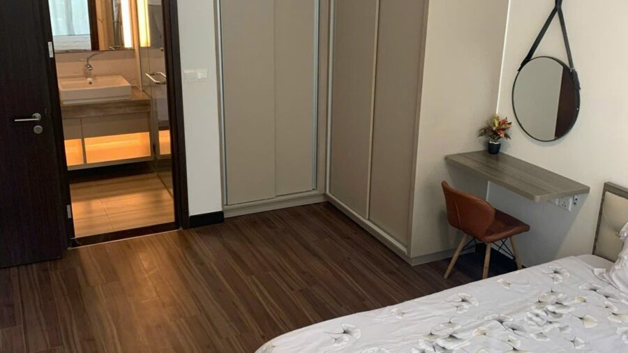 Phòng ngủ có bàn trang điểm và cửa vào phòng tắm căn hộ Linden