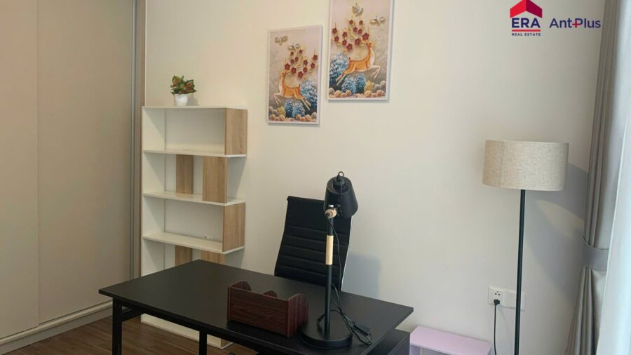 Phòng làm việc với bàn đen và kệ trắng căn hộ Linden