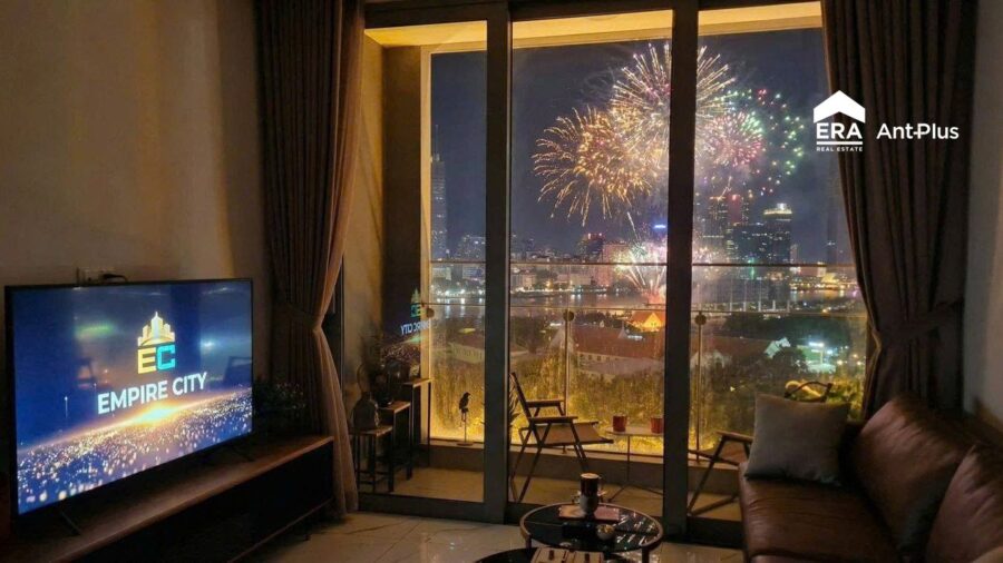Phòng khách căn hộ Tilia với TV và cửa kính nhìn ra pháo hoa