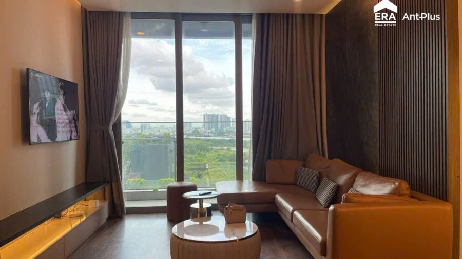 Cho thuê căn hộ 2 phòng ngủ Tilia: phòng khách sofa da cam và cửa kính lớn