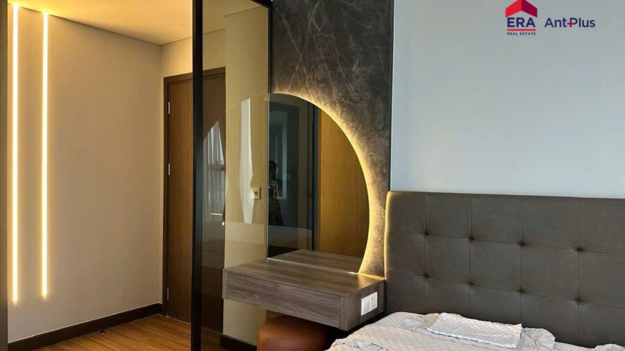 Phòng ngủ master căn hộ Tilia có bàn trang điểm gương tròn đèn LED