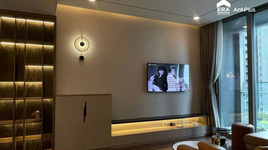 Phòng khách căn hộ Tilia với tủ kính đèn LED và kệ TV