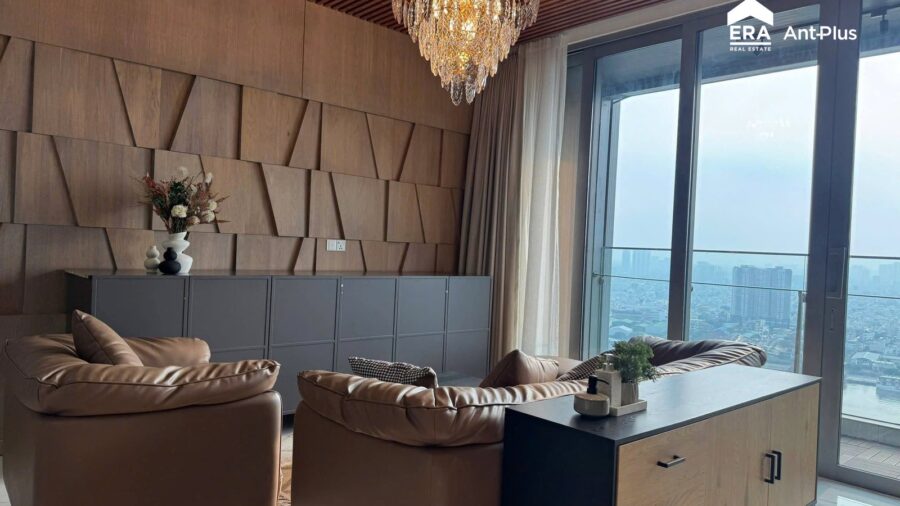Phòng khách căn hộ Linden với sofa da và đèn chùm, cửa kính nhìn ra thành phố