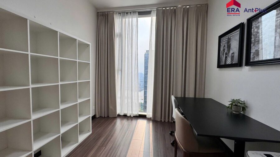 Phòng ngủ làm việc với kệ sách trắng và bàn làm việc, căn hộ Linden