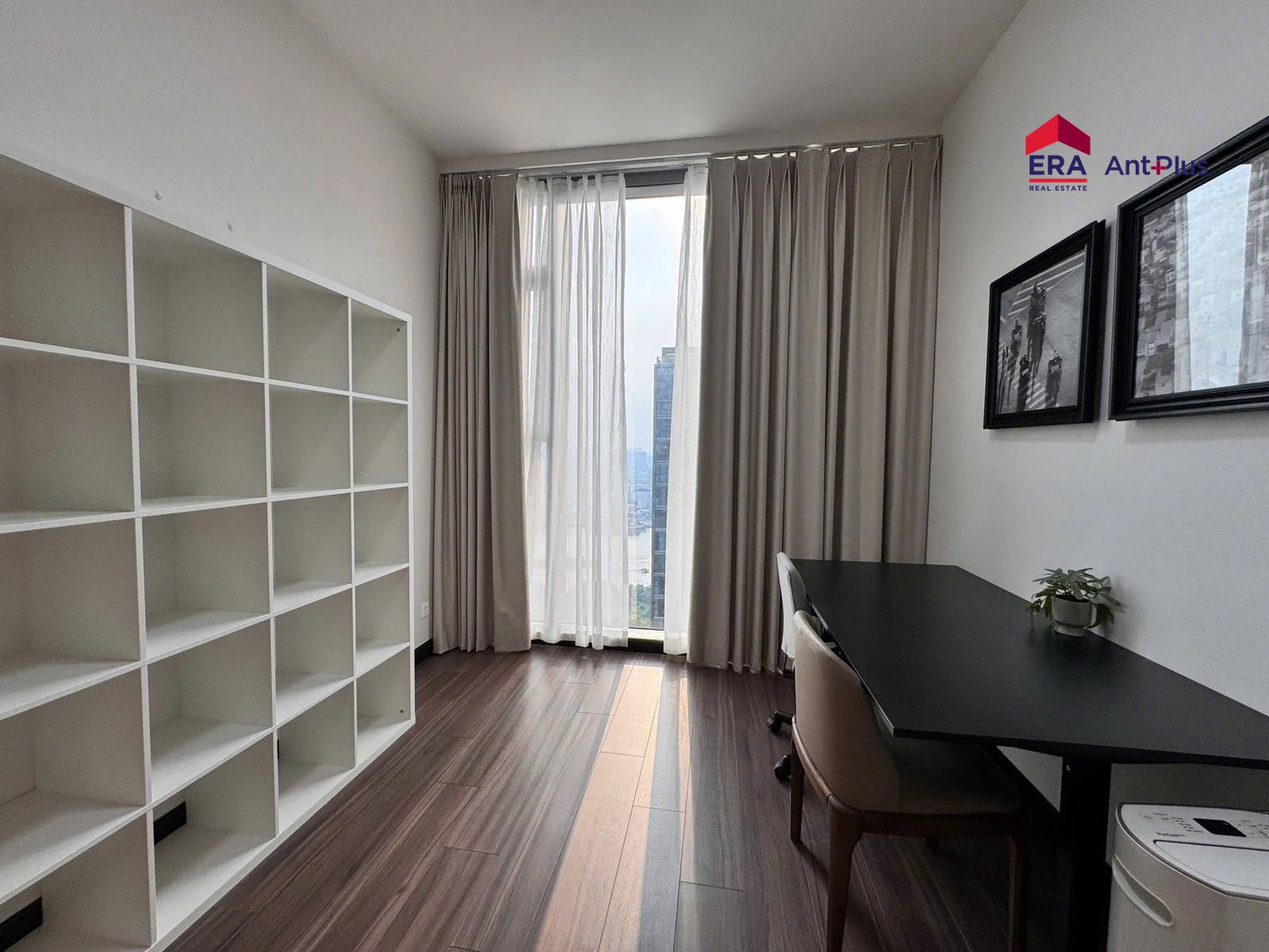 Phòng ngủ làm việc với kệ sách trắng và bàn làm việc, căn hộ Linden