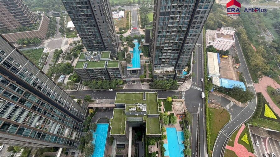 View nội khu Empire City với hồ bơi và các tòa tháp nhìn từ tầng 31 Linden