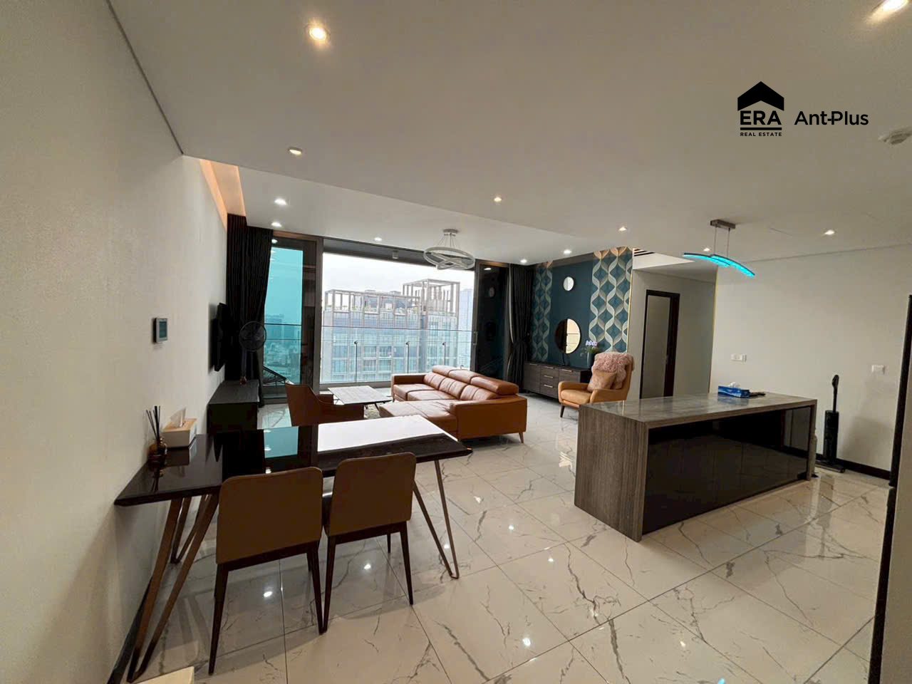Bàn ăn và đảo bếp căn hộ Linden full nội thất