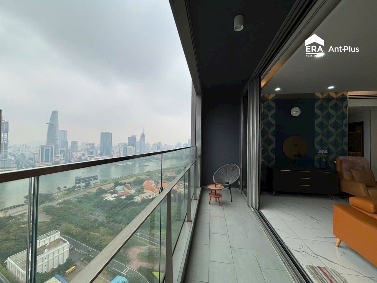 Ban công căn hộ Linden hướng Tây Nam nhìn ra sông Quận 1