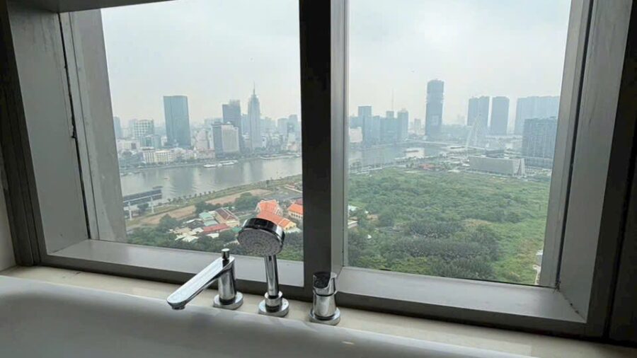 Bồn tắm cạnh cửa sổ nhìn ra sông, căn hộ Linden tầng 31