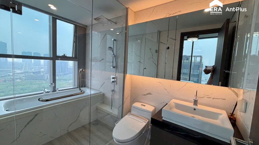 Phòng tắm có bồn tắm và vách kính, căn hộ 3 phòng ngủ Linden