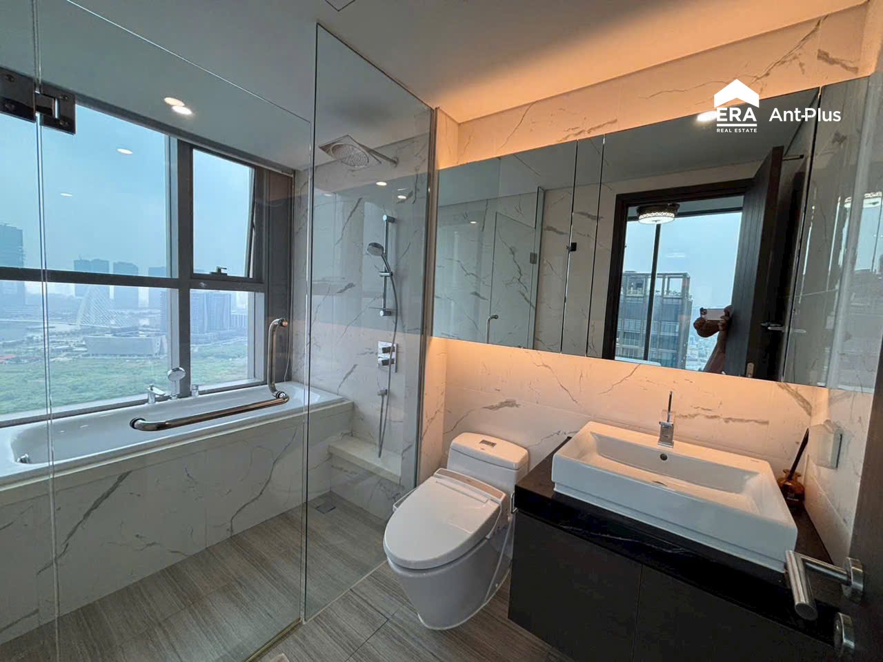 Phòng tắm có bồn tắm và vách kính, căn hộ 3 phòng ngủ Linden