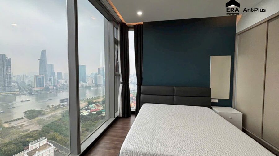 Phòng ngủ master căn hộ Linden với cửa kính nhìn ra sông Sài Gòn