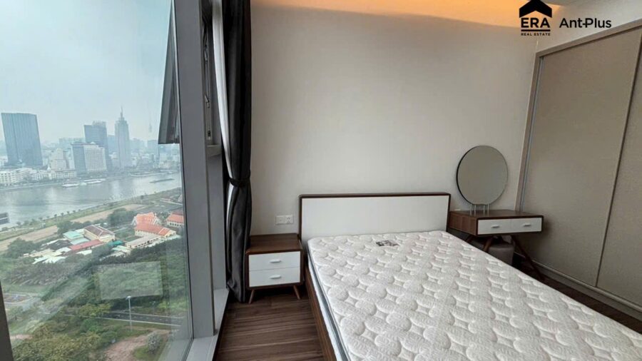 Phòng ngủ phụ căn hộ Linden có bàn trang điểm và view Quận 1
