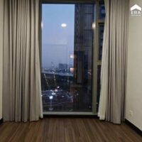 Phòng ngủ căn hộ Tilia Empire City nhìn ra công trường và thành phố về đêm