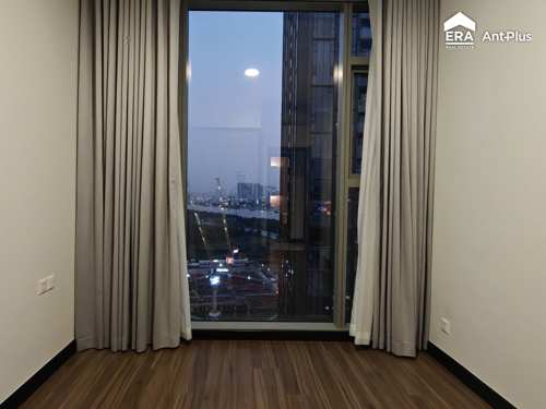 Phòng ngủ căn hộ Tilia Empire City T2C.16.06 Phòng ngủ căn hộ Tilia Empire City nhìn ra công trường và thành phố về đêm