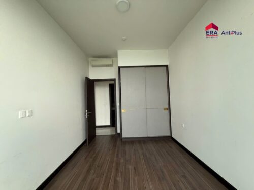 Phòng ngủ phụ căn hộ Tilia Empire City Quận 2 có tủ áo âm tường