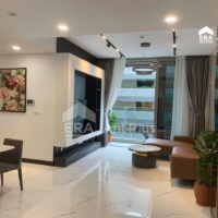 Phòng khách liền thông bếp căn hộ Empire City Thủ Thiêm đã bàn giao, thiết kế open-plan
