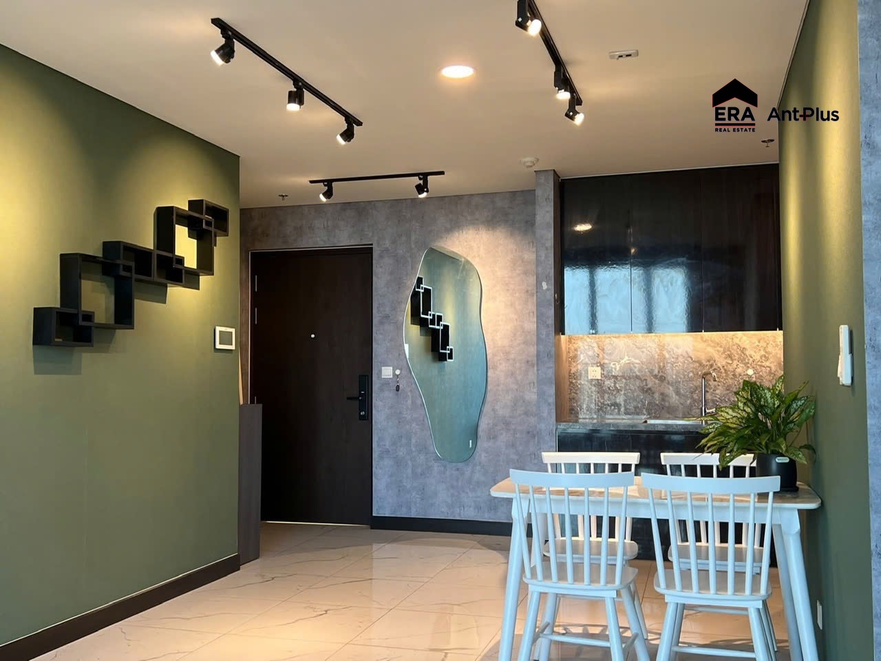 Hành lang căn hộ trang trí gương nghệ thuật tại Tilia Residences, dự án Empire City Thủ Thiêm