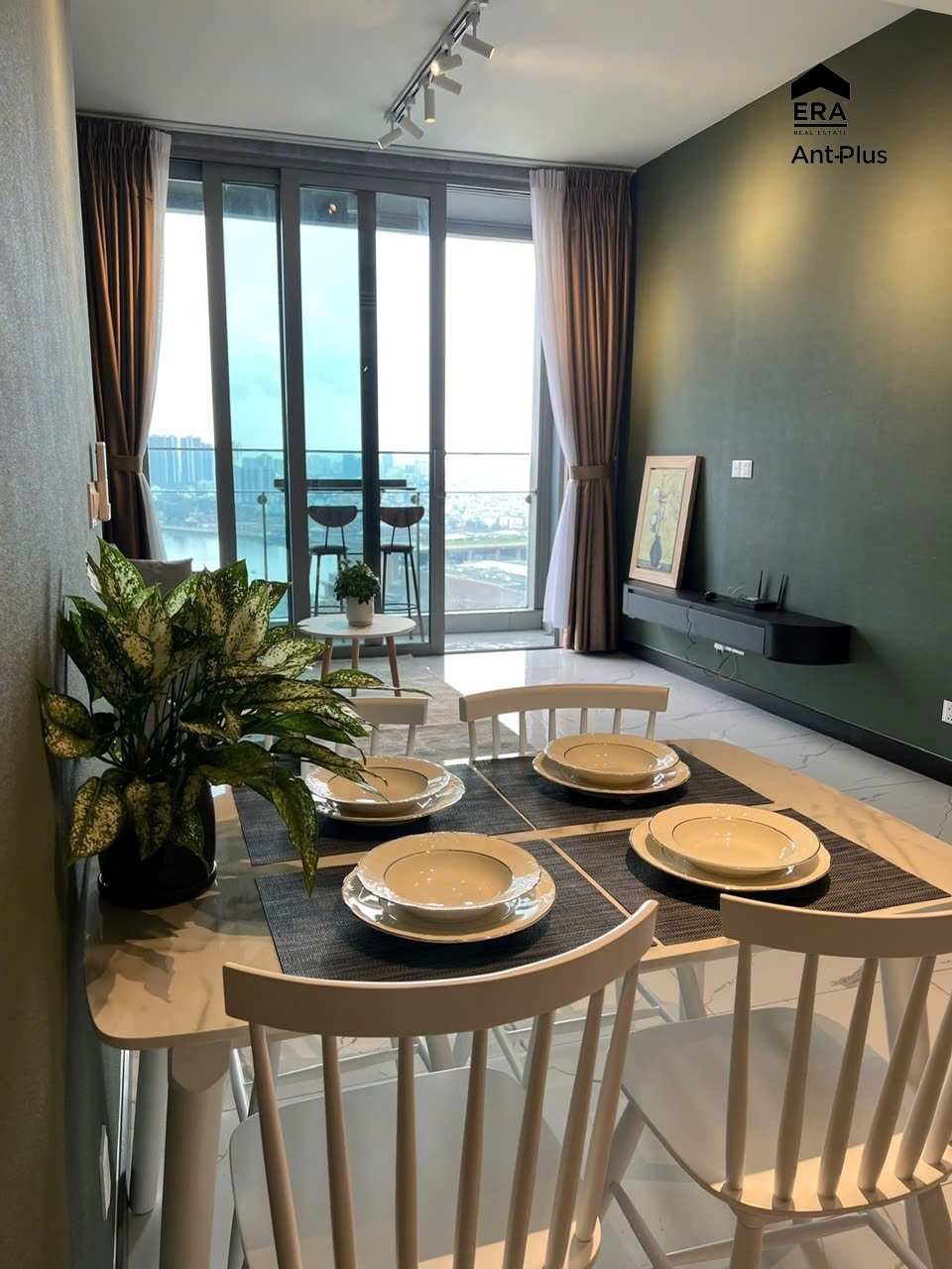 Bàn ăn tông xanh rêu cạnh cửa kính ban công tại căn hộ Tilia Residences, dự án Empire City Thủ Thiêm