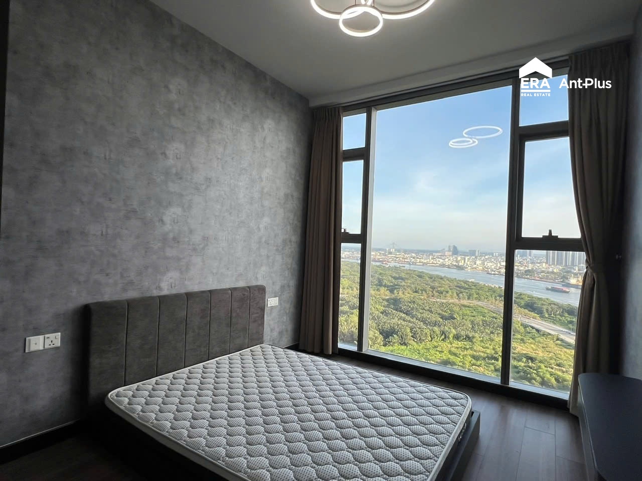 Phòng ngủ cửa kính lớn nhìn ra sông Sài Gòn tại căn hộ Tilia Residences thuộc dự án Empire City Thủ Thiêm