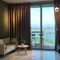 Phòng khách và ban công nhìn ra sông Sài Gòn tại căn hộ Tilia Residences, dự án Empire City Thủ Thiêm