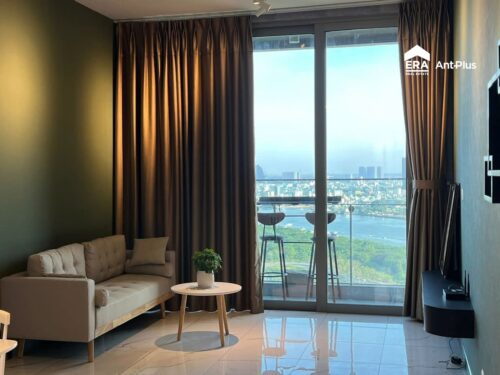 Phòng khách và ban công nhìn ra sông Sài Gòn tại căn hộ Tilia Residences, dự án Empire City Thủ Thiêm