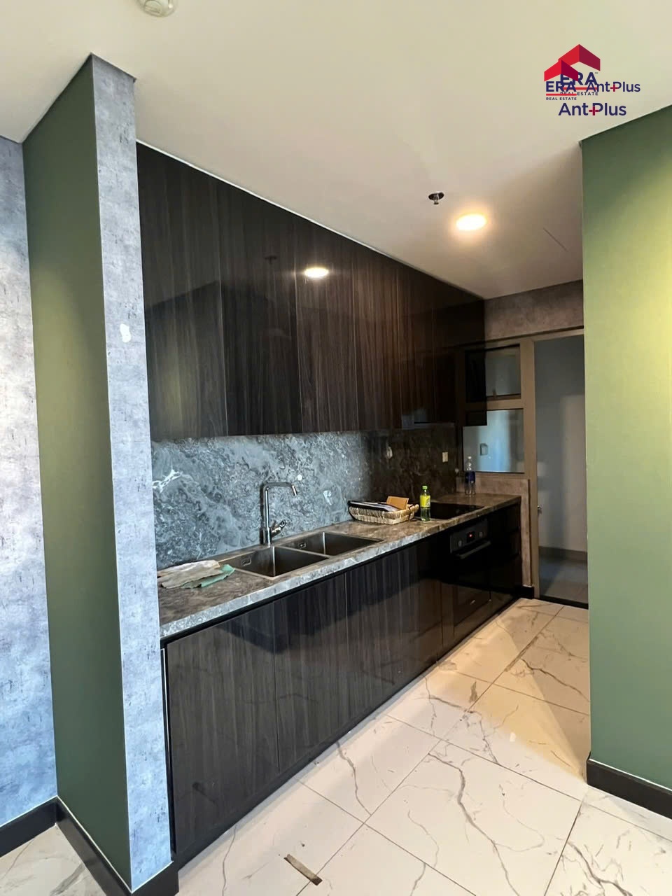 Bàn ăn màu trắng và hành lang dẫn vào căn hộ Tilia Residences tại dự án Empire City Thủ Thiêm