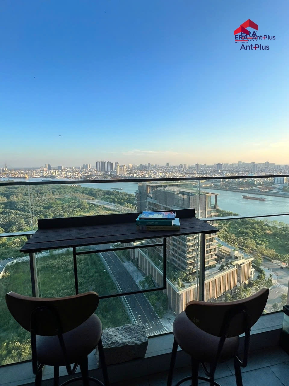 Ban công tầng cao nhìn toàn cảnh sông Sài Gòn và công viên tại căn hộ Tilia Residences, dự án Empire City Thủ Thiêm