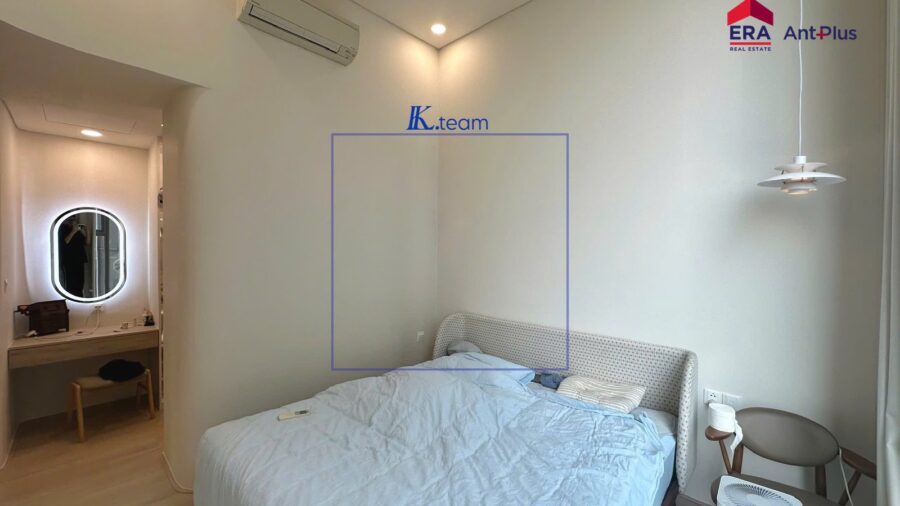 Phòng ngủ master giường bọc nệm và đèn thả trần căn hộ Tilia T1C-04-03