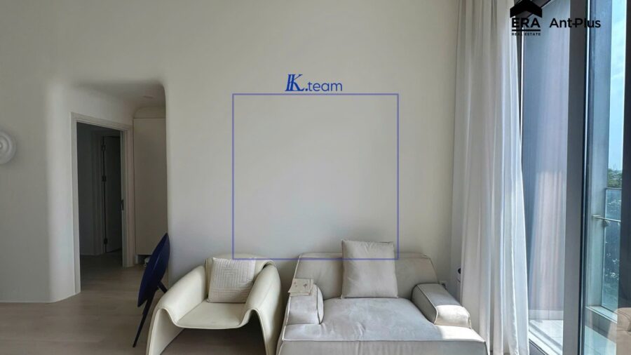 Sofa trắng và ghế thư giãn cạnh cửa kính căn hộ Tilia