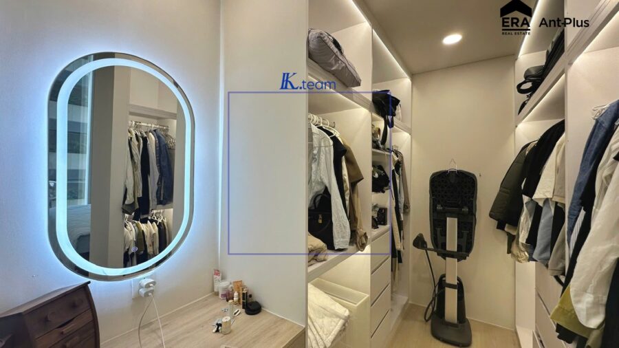 Phòng thay đồ có tủ mở và gương viền đèn LED căn hộ Tilia